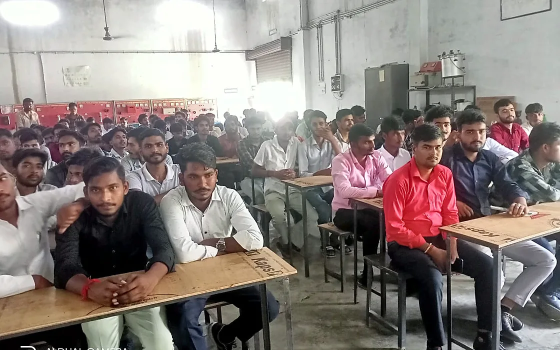 01-classroom-gathering