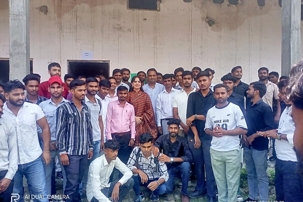 10-campus-group-photo